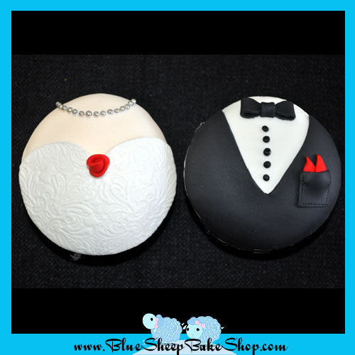 bride and groom wedding cupcakes