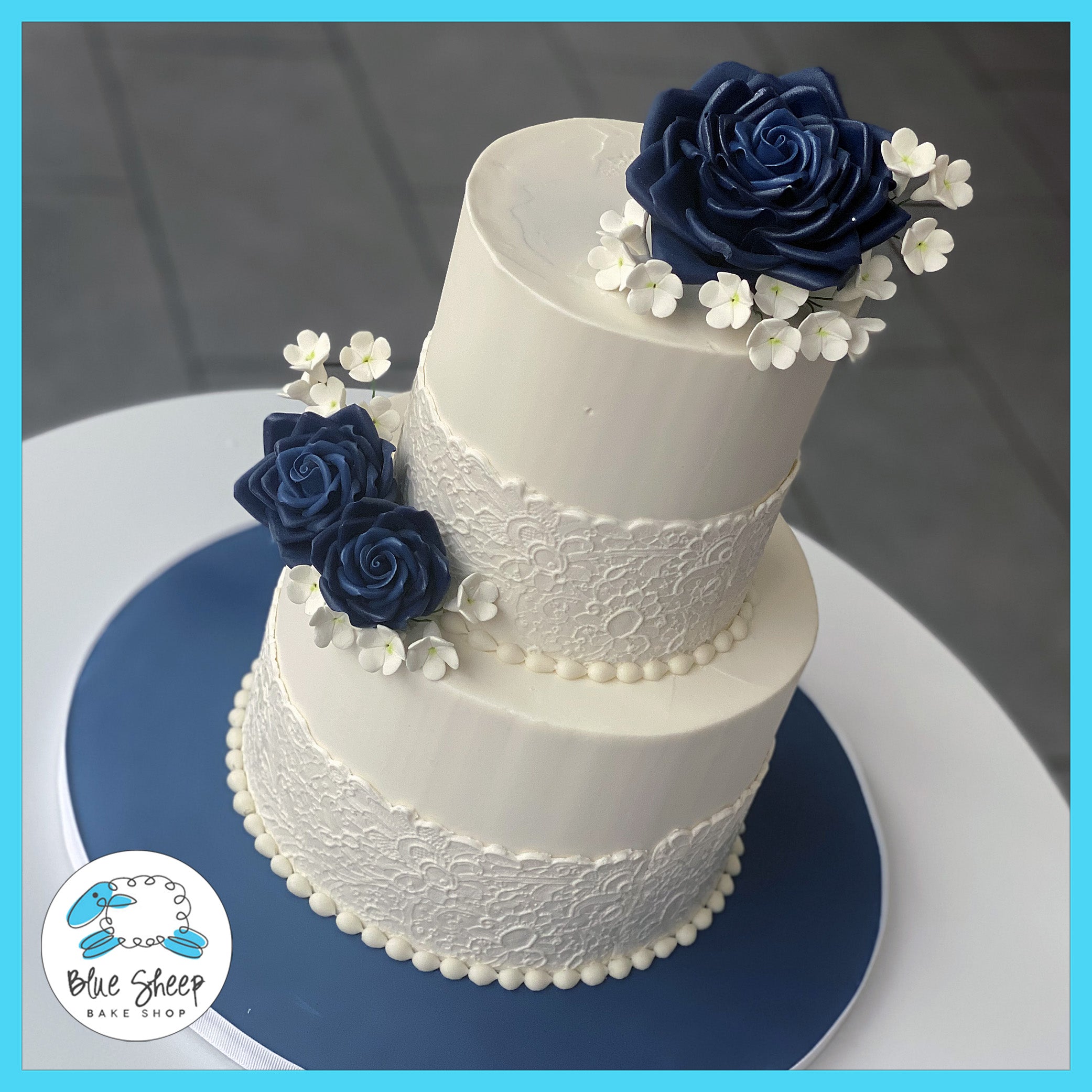 Wedding cake with navy blue flowers | Honestweddingadvice.com Wedding cake with navy blue flowers | Honestweddingadvice.com